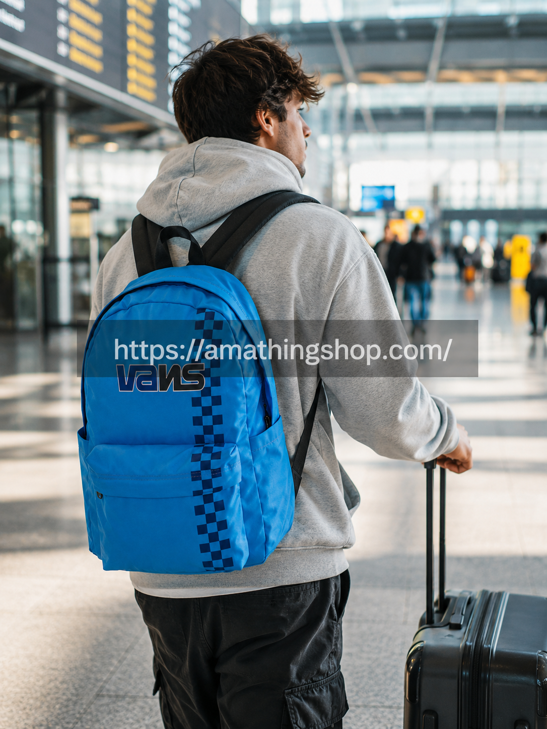 Mochila viaje Vans azul utilizada en aeropuerto moderno con estilo urbano cómodo para escapadas y ciudad