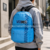 Mochila Vans azul unisex utilizada en outfit urbano streetwear para universidad, ciudad y uso diario