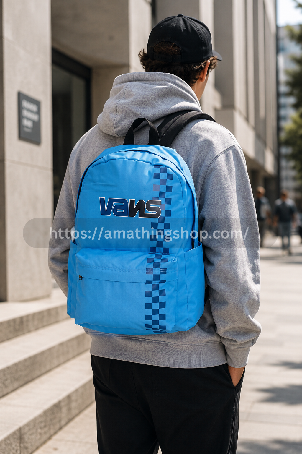 Mochila Vans azul unisex utilizada en outfit urbano streetwear para universidad, ciudad y uso diario