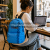 Mochila Vans azul utilizada en cafetería y universidad con portátil y estilo urbano cómodo para uso diario