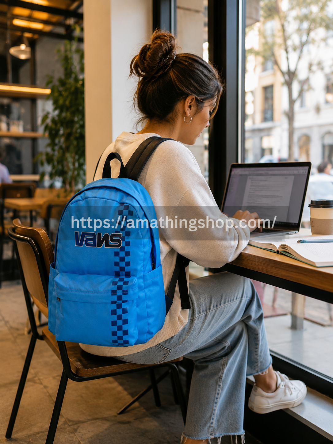Mochila Vans azul utilizada en cafetería y universidad con portátil y estilo urbano cómodo para uso diario