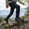 hombre caminando en montaña con zapatillas adidas terrex ax3 trail senderismo agarre rocas