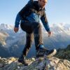 hombre en montaña usando zapatillas adidas terrex ax3 trail senderismo trekking agarre en roca