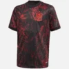 Camiseta España Prematch 2021 para niño de adidas en color negro y rojo. Modelo oficial de calentamiento prepartido con tecnología AEROREADY.