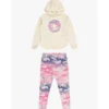 Conjunto Converse para bebé niña con sudadera beige con capucha y leggings rosa con estampado cielo. Diseño cómodo y moderno ideal para uso diario y celebraciones.