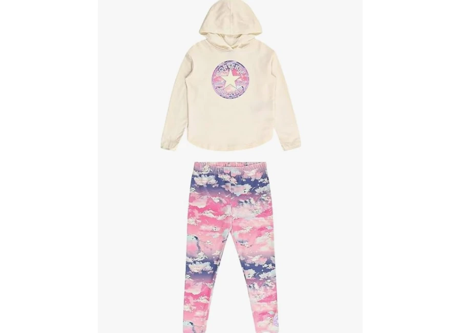 Conjunto Converse para bebé niña con sudadera beige con capucha y leggings rosa con estampado cielo. Diseño cómodo y moderno ideal para uso diario y celebraciones.