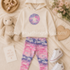 Conjunto Converse bebé niña beige y rosa presentado en flat lay premium con accesorios aesthetic