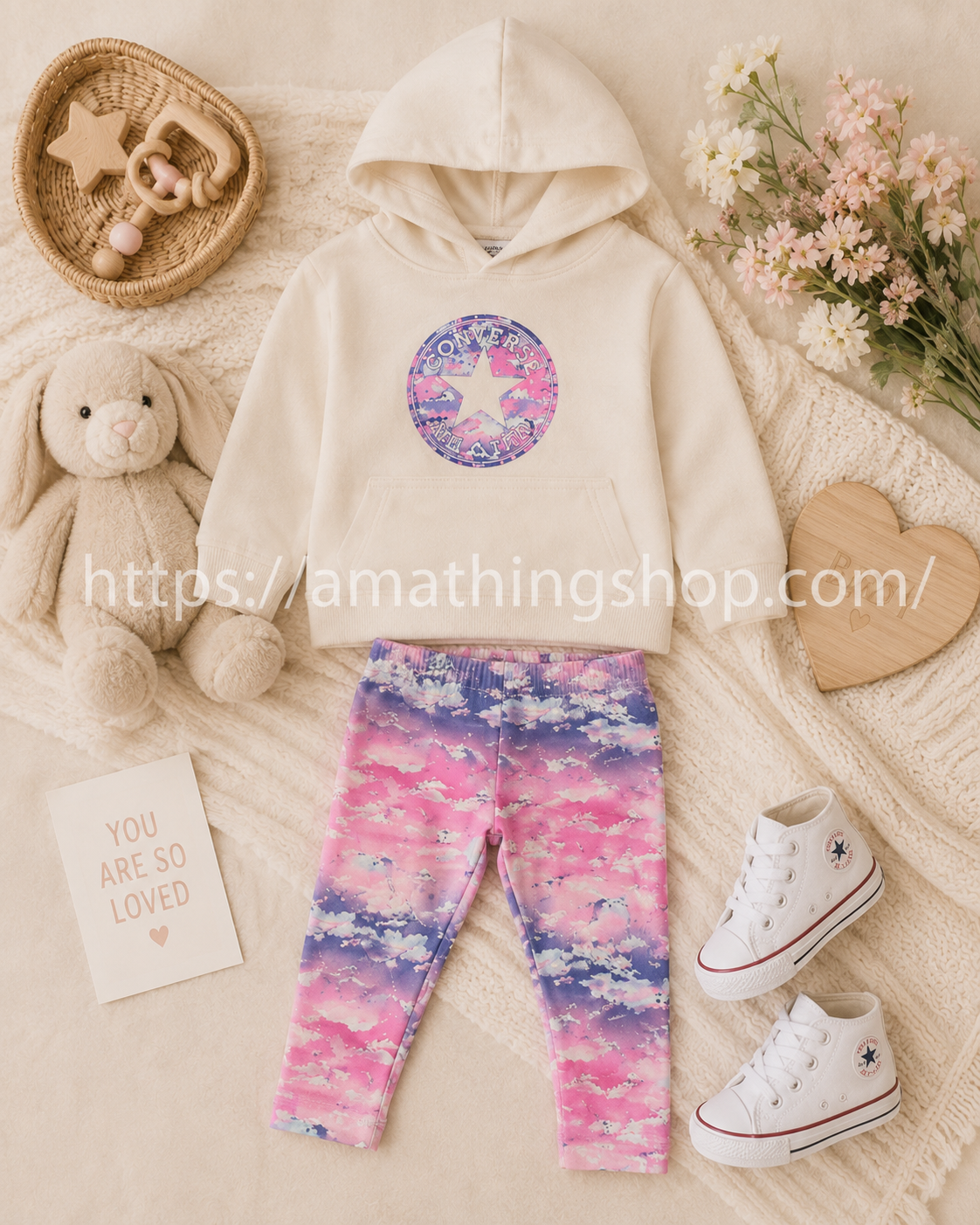 Conjunto Converse bebé niña beige y rosa presentado en flat lay premium con accesorios aesthetic