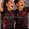 Niña y niño animando a España con camiseta Adidas Prematch FS3481 negra y roja para pequeños fans de 9-10 años en días de partido.