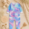 Pijama pelele Converse tie dye multicolor pastel presentado en flat lay premium newborn aesthetic