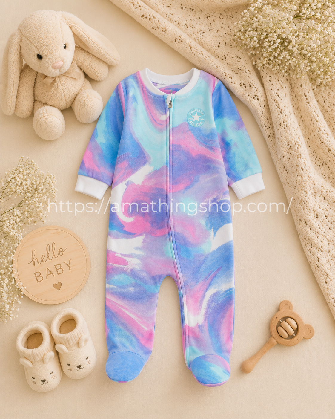 Pijama pelele Converse tie dye multicolor pastel presentado en flat lay premium newborn aesthetic