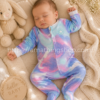 Bebé recién nacido durmiendo con pijama pelele Converse tie dye multicolor pastel