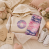 Conjunto Converse bebé niña beige y rosa presentado como regalo premium sobre cama infantil elegante