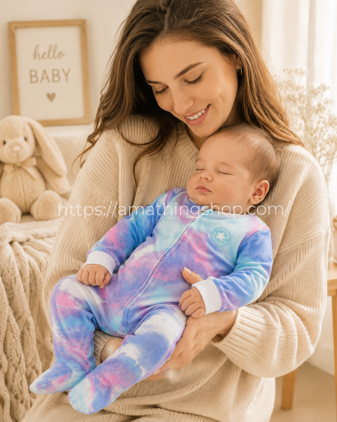 Madre sosteniendo bebé dormido con pijama pelele Converse tie dye multicolor pastel