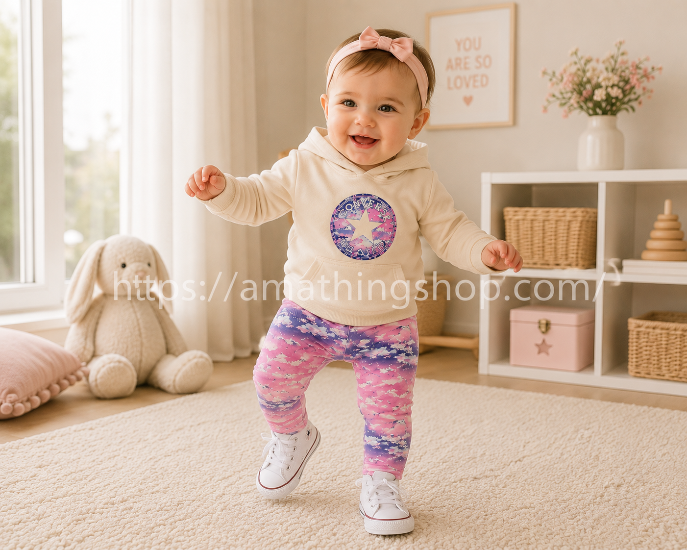 Bebé niña dando primeros pasos con conjunto Converse beige y leggings rosa en habitación premium