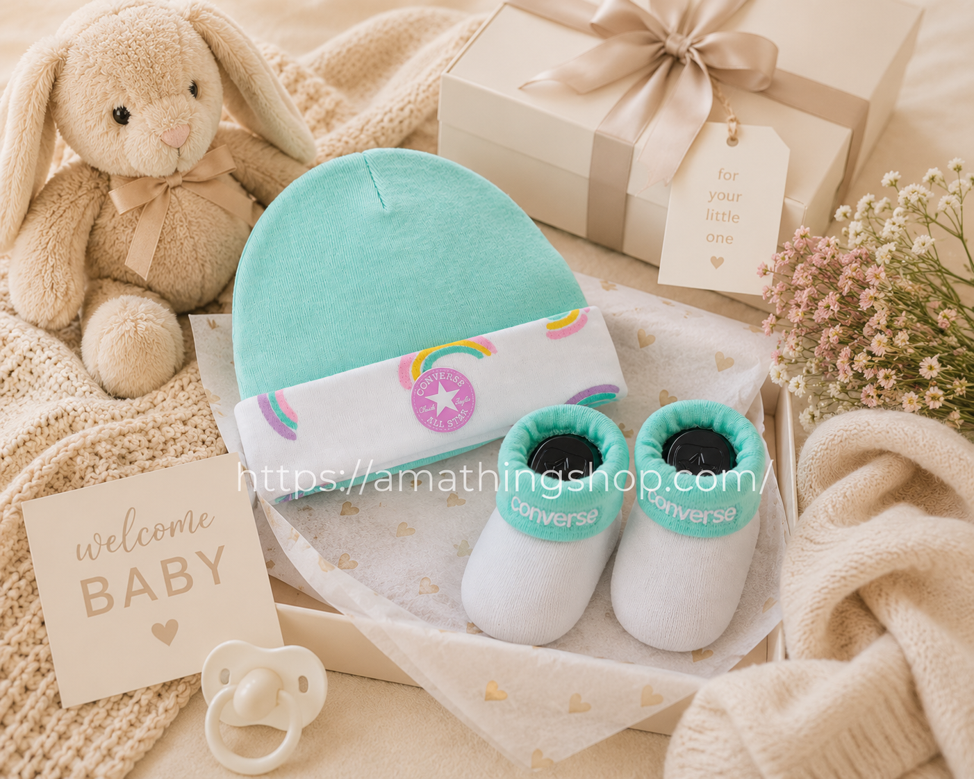 Conjunto Converse bebé turquesa arcoíris presentado como regalo premium para recién nacido
