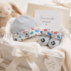 Canastilla de regalo para recién nacido con conjunto Converse de gorro y patucos gris para bebé de 0 a 6 meses.
