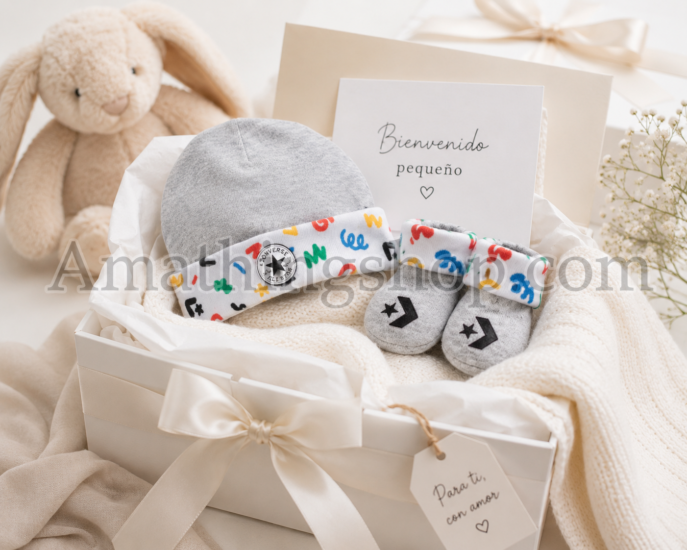Canastilla de regalo para recién nacido con conjunto Converse de gorro y patucos gris para bebé de 0 a 6 meses.