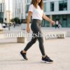 Zapatillas Reebok Royal Pervader para mujer en color negro con detalles rosa en oferta, look lifestyle urbano con leggings grises, disponible en amathingshop.com.
