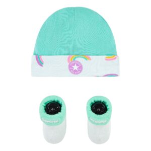 Conjunto Converse para bebé: Gorro turquesa y patucos con diseño arcoíris