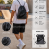 Nike Heritage Gris Oscuro Bolsa Tipo Mochila Unisex Ligera 43x33 cm Hombre caminando en entorno urbano con bolsa tipo mochila Nike Heritage gris oscuro y negro de medidas aproximadas 43 x 33 cm, diseño unisex ligero con bolsillo lateral con cremallera.