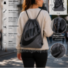 Nike Heritage Gris Oscuro Bolsa Tipo Mochila Unisex para Gimnasio Universidad y Uso Diario Bolsa tipo mochila Nike Heritage gris oscuro y negro utilizada por una estudiante en entorno urbano, diseño unisex ligero con bolsillo lateral con cremallera y capacidad aproximada de 13 litros.