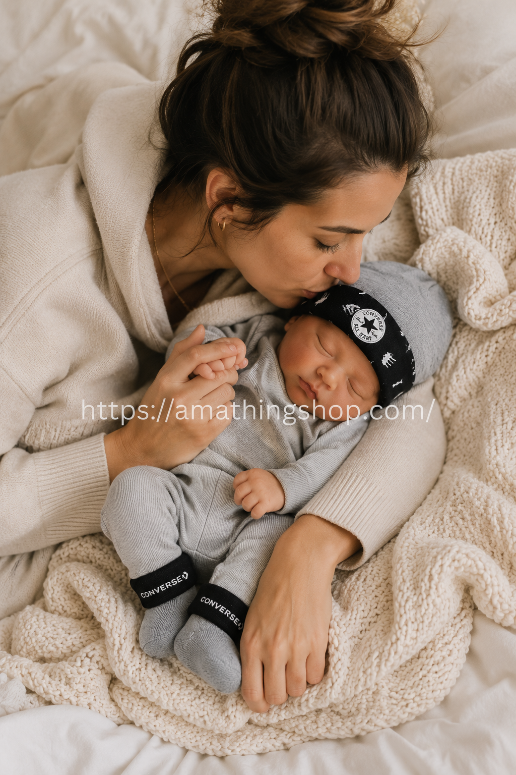 Madre abrazando bebé recién nacido con gorro y calcetines Converse gris negro premium