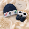 Canastilla de nacimiento con conjunto Converse bebé azul marino Canastilla de regalo para recién nacido con conjunto Converse azul marino de gorro y patucos para bebé de 0 a 6 meses.