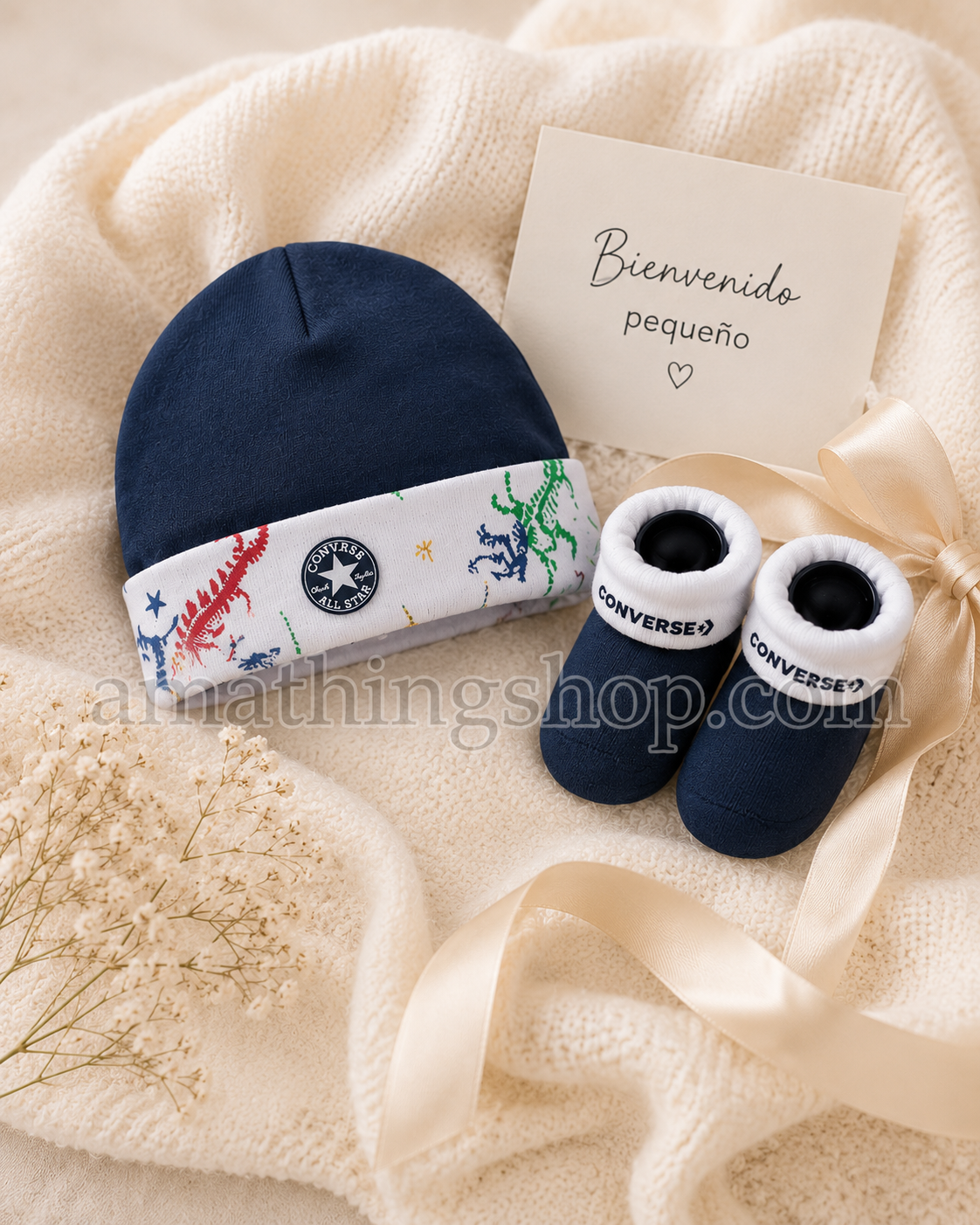 Canastilla de nacimiento con conjunto Converse bebé azul marino Canastilla de regalo para recién nacido con conjunto Converse azul marino de gorro y patucos para bebé de 0 a 6 meses.