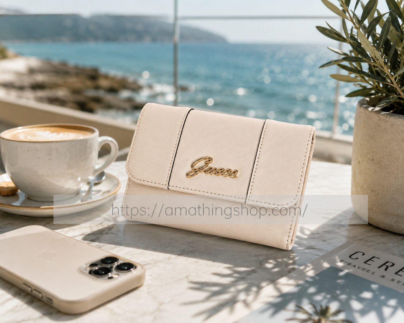 Monedero cartera GUESS original para mujer en color beige crema sobre una mesa con café y vistas al mar