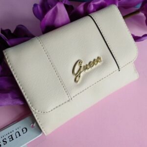 Monedero cartera GUESS para mujer color beige crema con logo dorado y compartimentos interiores