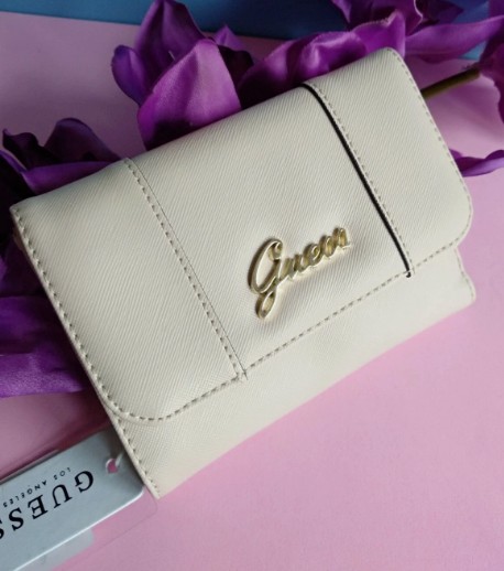 Monedero cartera GUESS para mujer color beige crema con logo dorado y compartimentos interiores