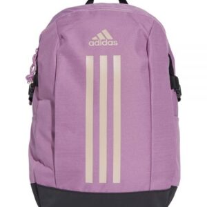 mujer con mochila adidas lila grande 26l power vii uso diario moderna y comoda