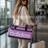 bolsa adidas mujer lila 39 litros viaje aeropuerto con modelo