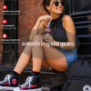 mujer con zapatillas converse coca cola edicion limitada negras rojas uso real