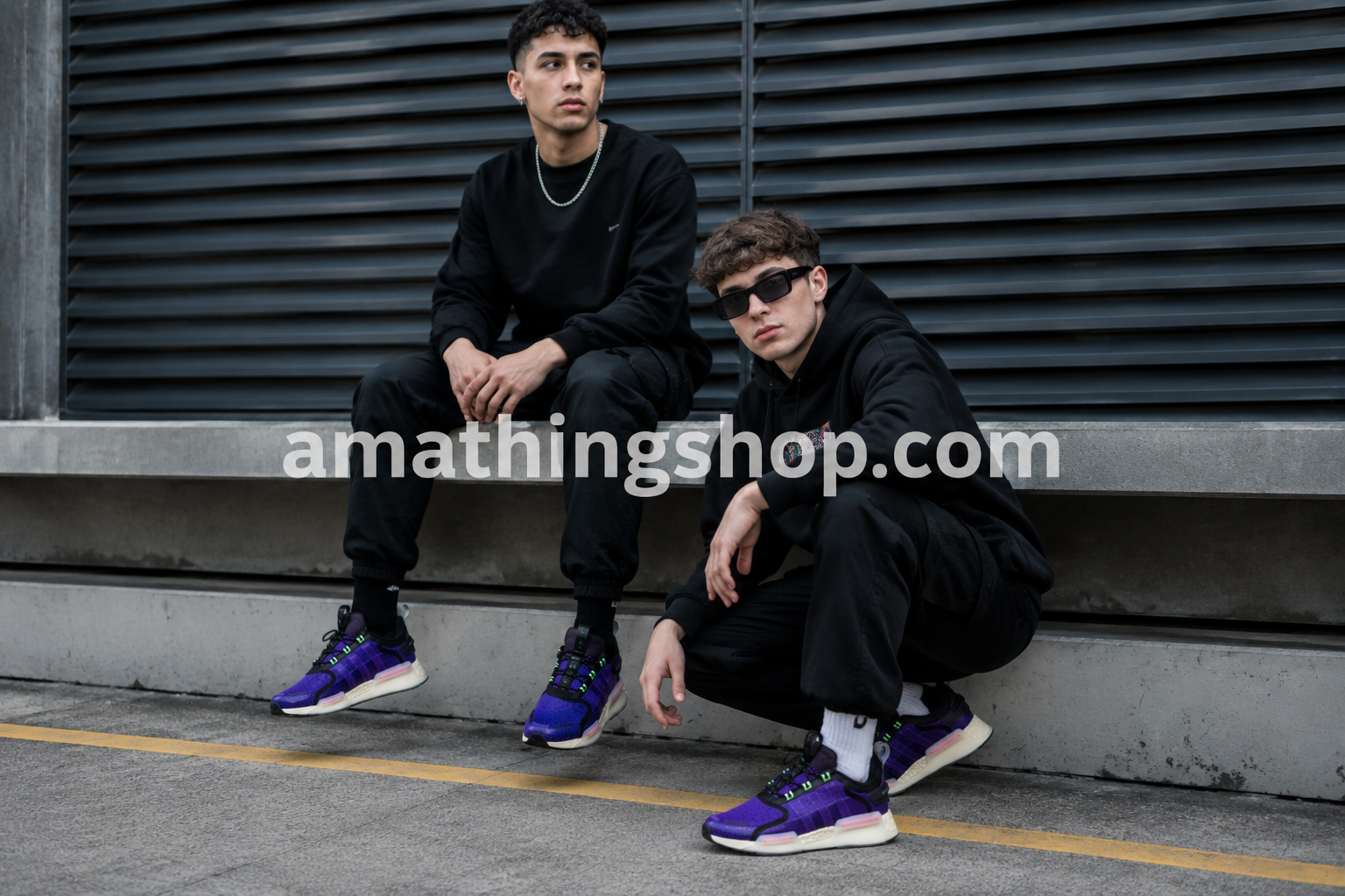 Dos chicos usando zapatillas adidas NMD_V3 GW3062 moradas estilo urbano streetwear moderno.