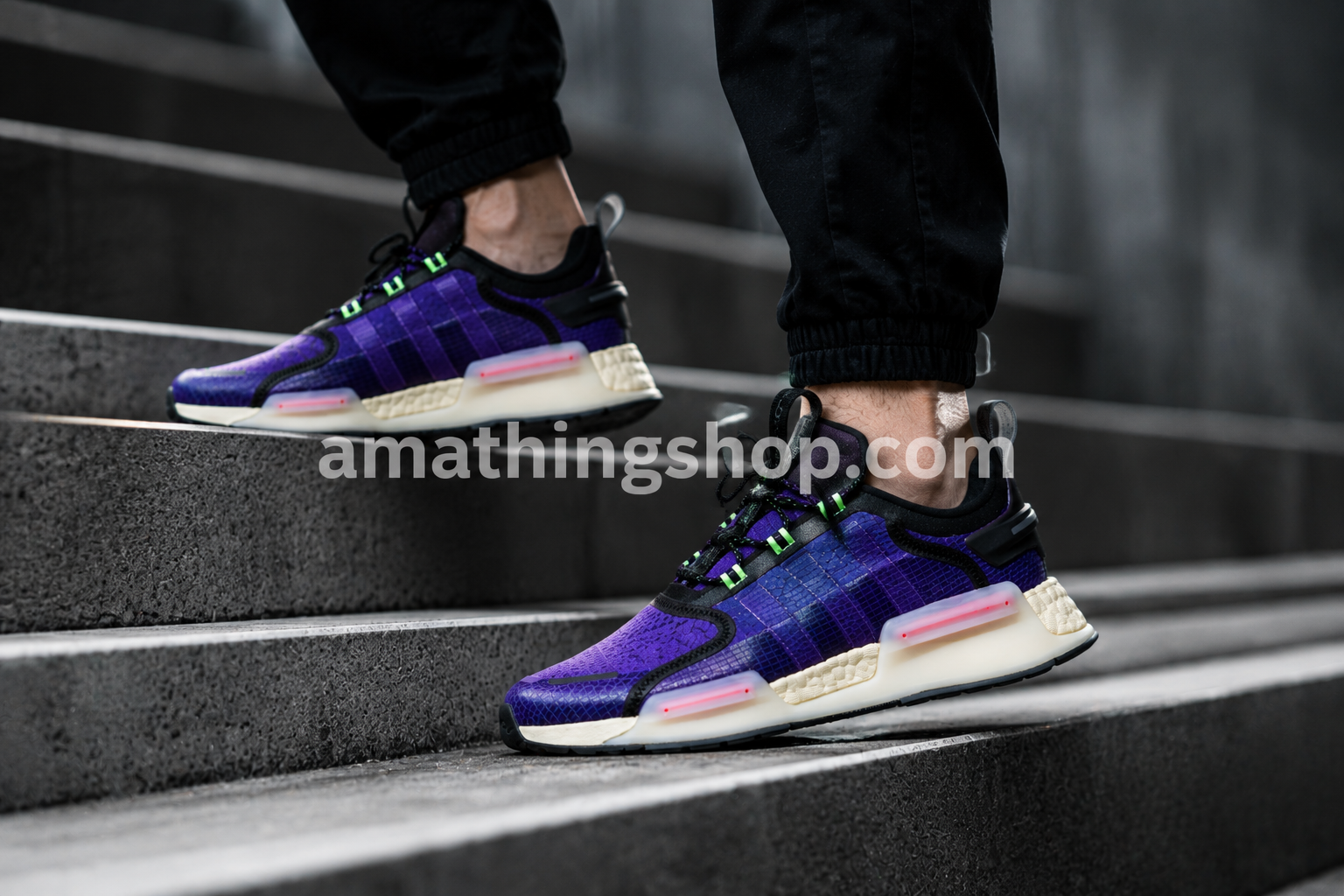 Primer plano de zapatillas adidas NMD_V3 GW3062 moradas en escaleras urbanas estilo streetwear moderno.