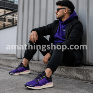 Hombre usando zapatillas adidas NMD_V3 GW3062 moradas estilo urbano streetwear con diseño futurista BOOST y outfit casual moderno.