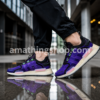 Hombre usando zapatillas adidas NMD_V3 GW3062 moradas estilo urbano con amortiguación BOOST y outfit streetwear moderno.