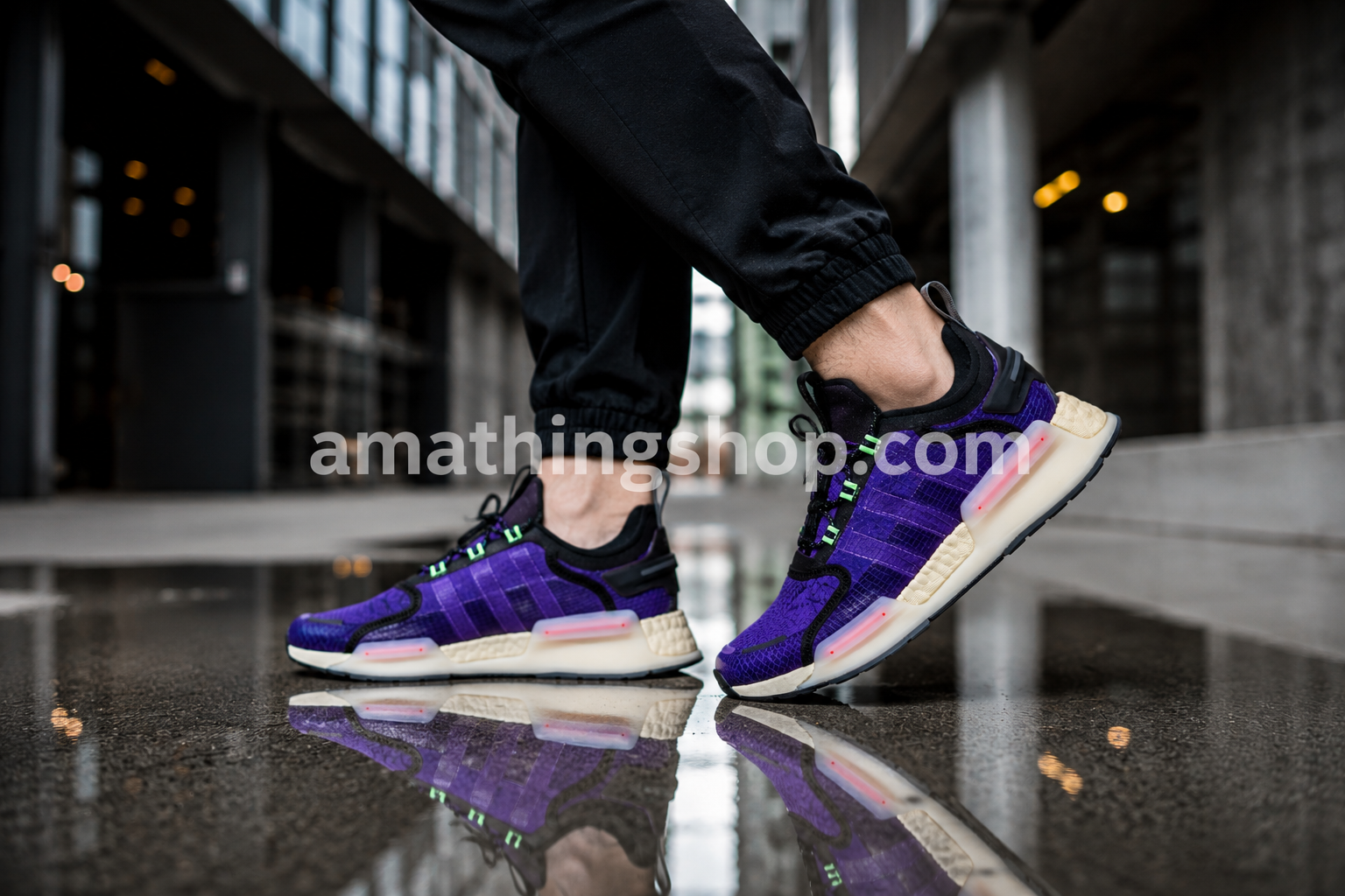 Hombre usando zapatillas adidas NMD_V3 GW3062 moradas estilo urbano con amortiguación BOOST y outfit streetwear moderno.