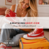 Mujer mirando zapatillas Converse Chuck Taylor Coca Cola rojas de lona en ambiente casual, modelo cómodo para uso diario