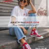 Mujer con Converse Chuck Taylor rojas Coca Cola en look casual urbano, zapatillas altas cómodas para uso diario