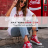 Mujer con Converse Chuck Taylor rojas Coca Cola en look urbano casual, zapatillas altas de lona cómodas para uso diario