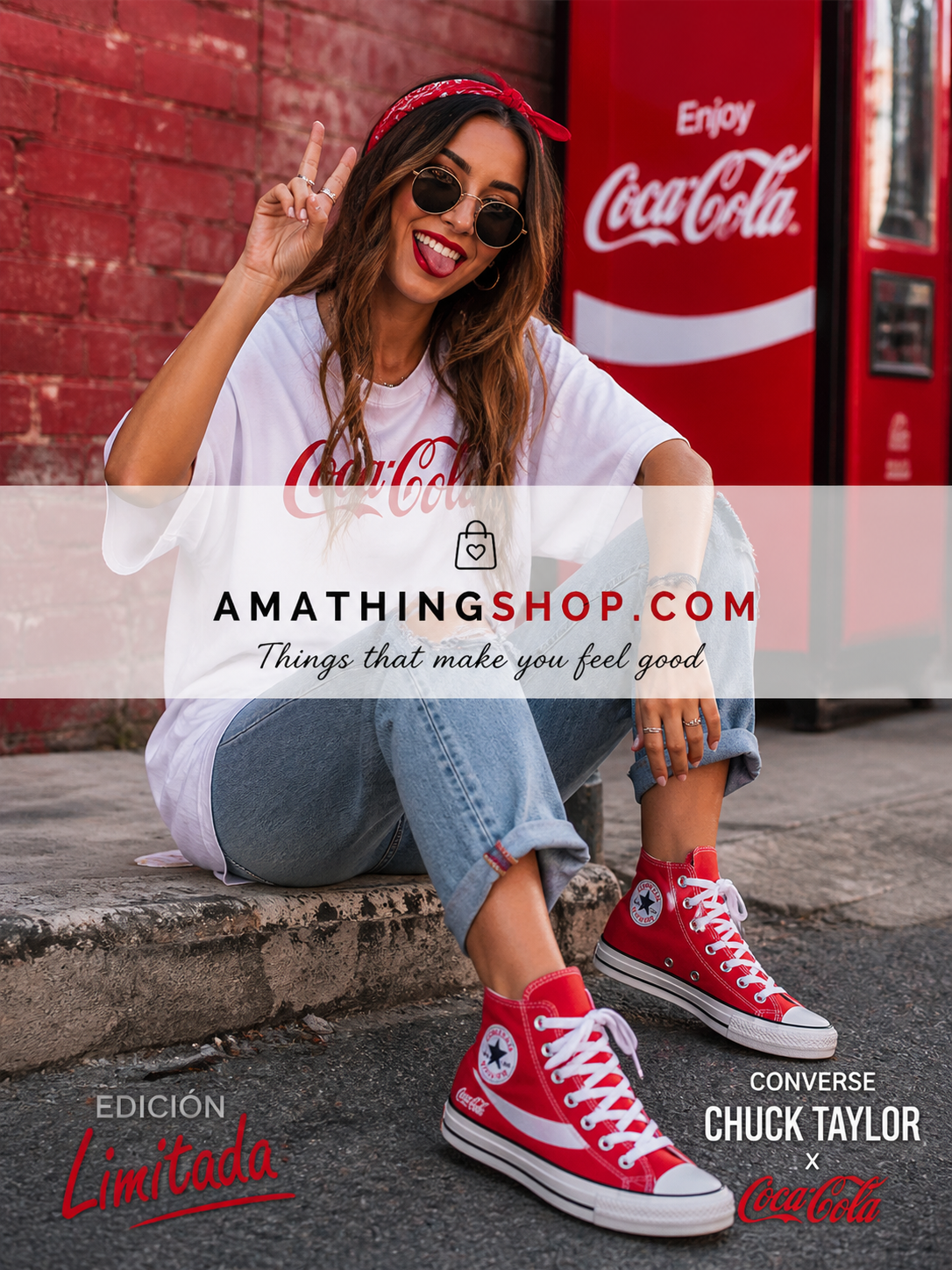 Mujer con Converse Chuck Taylor rojas Coca Cola en look urbano casual, zapatillas altas de lona cómodas para uso diario