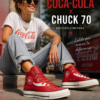 Mujer con Converse rojas Coca Cola Chuck 70 en look casual urbano, zapatillas altas llamativas con estilo diario y cómodo