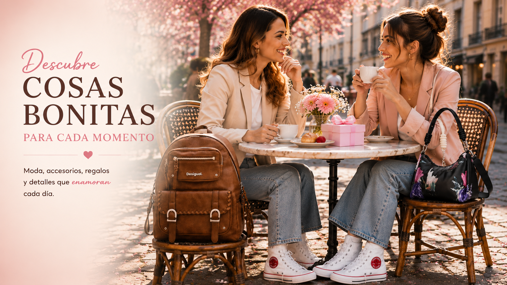 Mujeres en cafetería con bolso mochila Desigual marrón, bolso estampado negro y zapatillas Converse blancas estilo urbano casual mujer