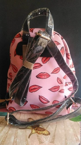 Bolso mochila rosa con estampado de labios rojos perfecto para outfits casuales y lifestyle mujer