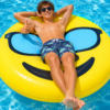 Chico joven usando colchoneta piscina emoji amarilla de 150 cm con gafas de sol, flotador grande para piscina, verano, vacaciones y fotos.