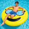 Chico adolescente usando colchoneta piscina emoji amarilla de 150 cm con gafas de sol, flotador grande para verano, piscina, vacaciones y fotos.
