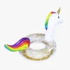 Vista lateral del flotador unicornio infantil con melena arcoíris, cola multicolor y efecto purpurina dorada.